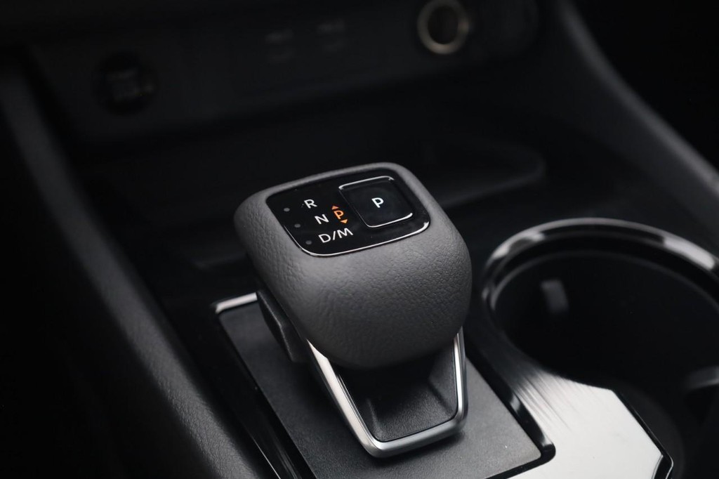 Nissan Rogue Vehicle Full-screen Gallery Image 19