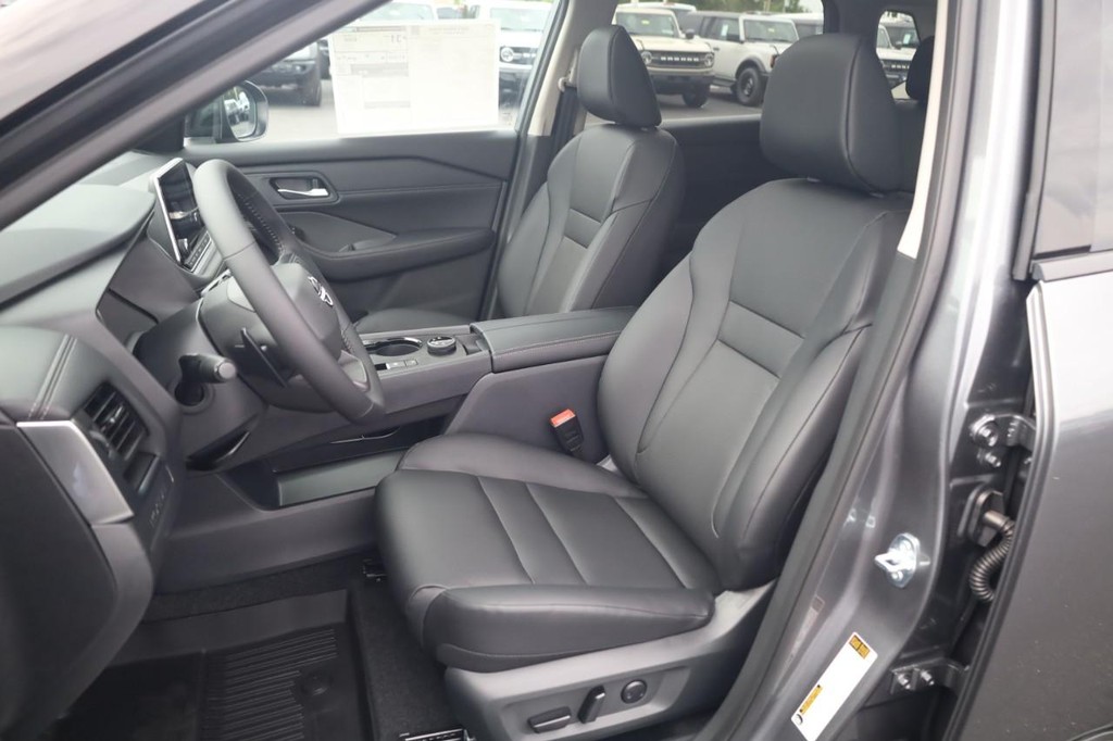 Nissan Rogue Vehicle Full-screen Gallery Image 20