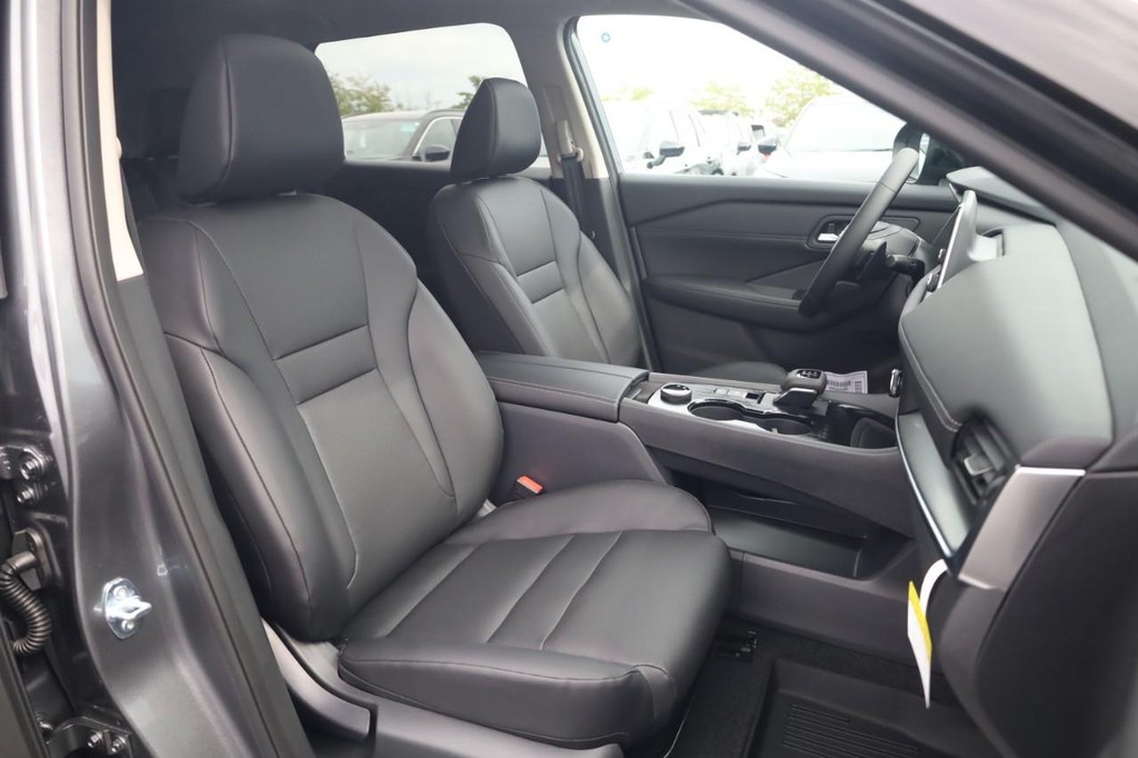 Nissan Rogue Vehicle Full-screen Gallery Image 21