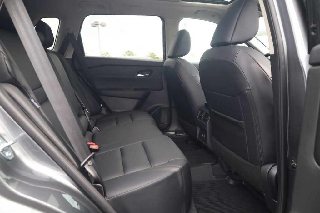 Nissan Rogue Vehicle Full-screen Gallery Image 22