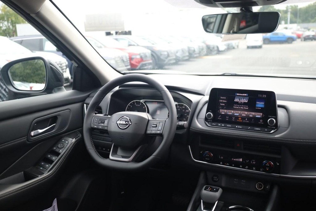Nissan Rogue Vehicle Full-screen Gallery Image 23