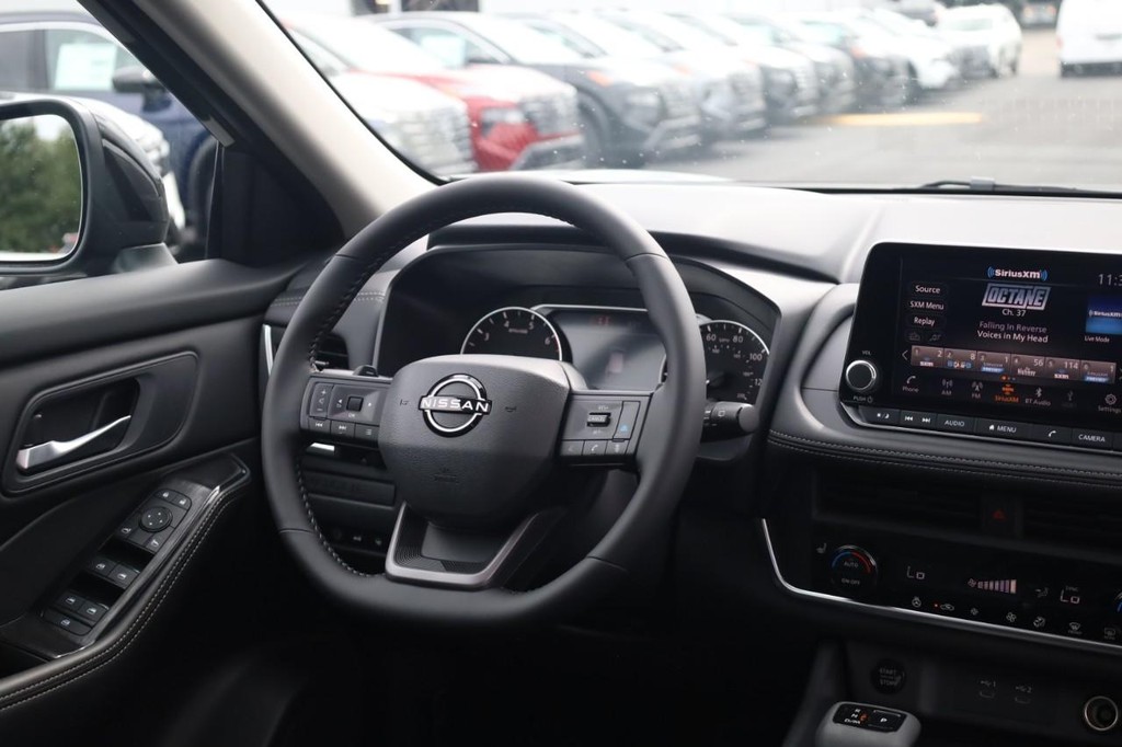 Nissan Rogue Vehicle Full-screen Gallery Image 24