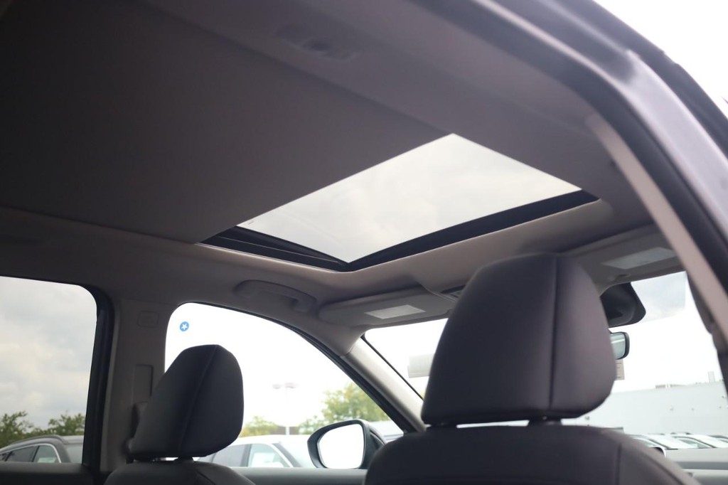 Nissan Rogue Vehicle Full-screen Gallery Image 25