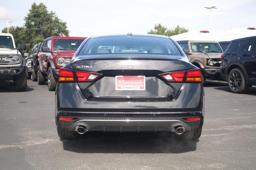 Nissan Rogue Vehicle Image 05