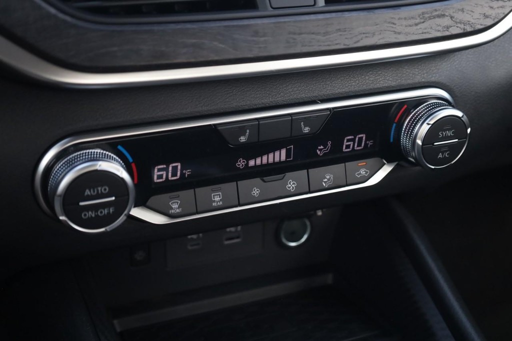 Nissan Rogue Vehicle Image 15