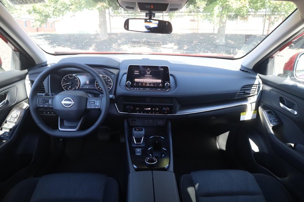 Nissan Rogue Vehicle Image 07