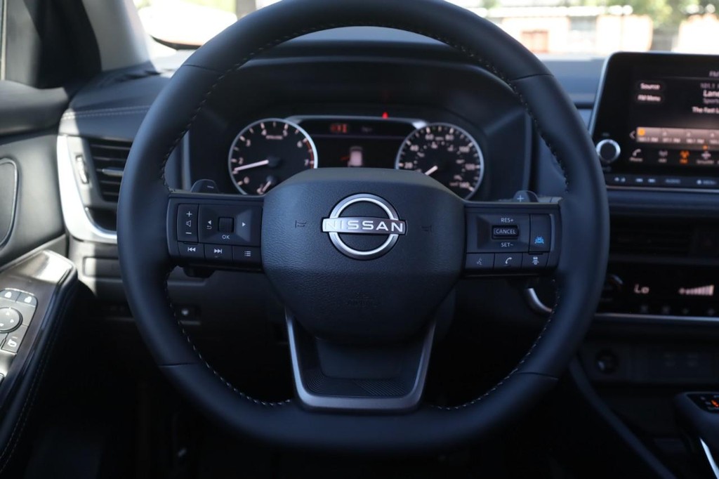 Nissan Rogue Vehicle Image 08