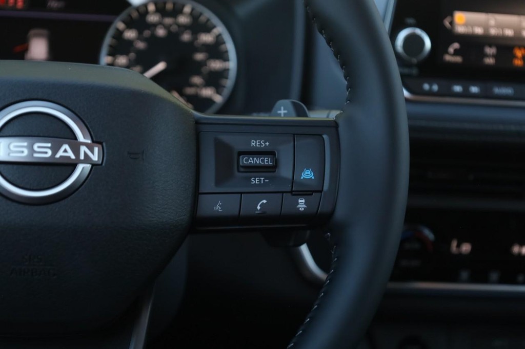 Nissan Rogue Vehicle Image 09