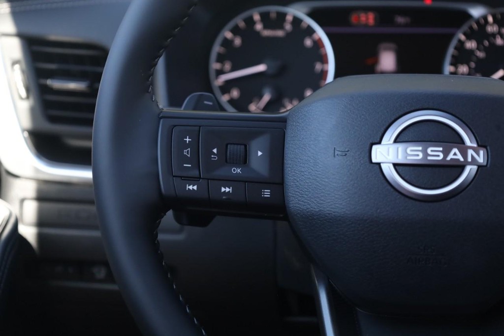 Nissan Rogue Vehicle Image 10