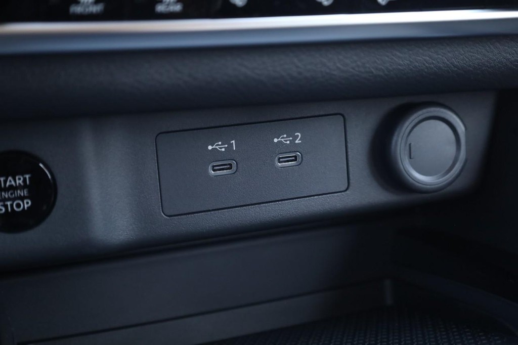 Nissan Rogue Vehicle Image 17