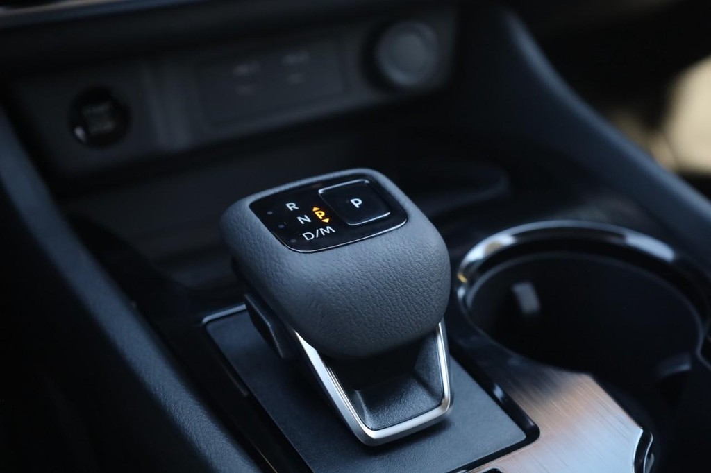 Nissan Rogue Vehicle Image 19