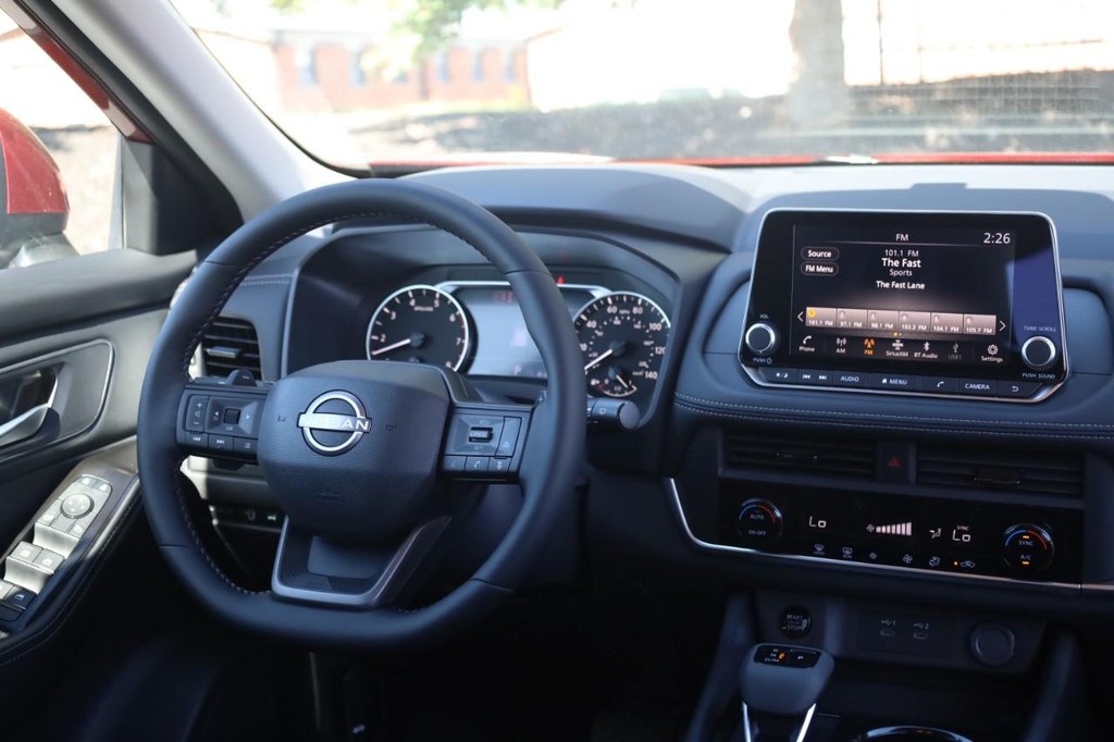 Nissan Rogue Vehicle Image 24