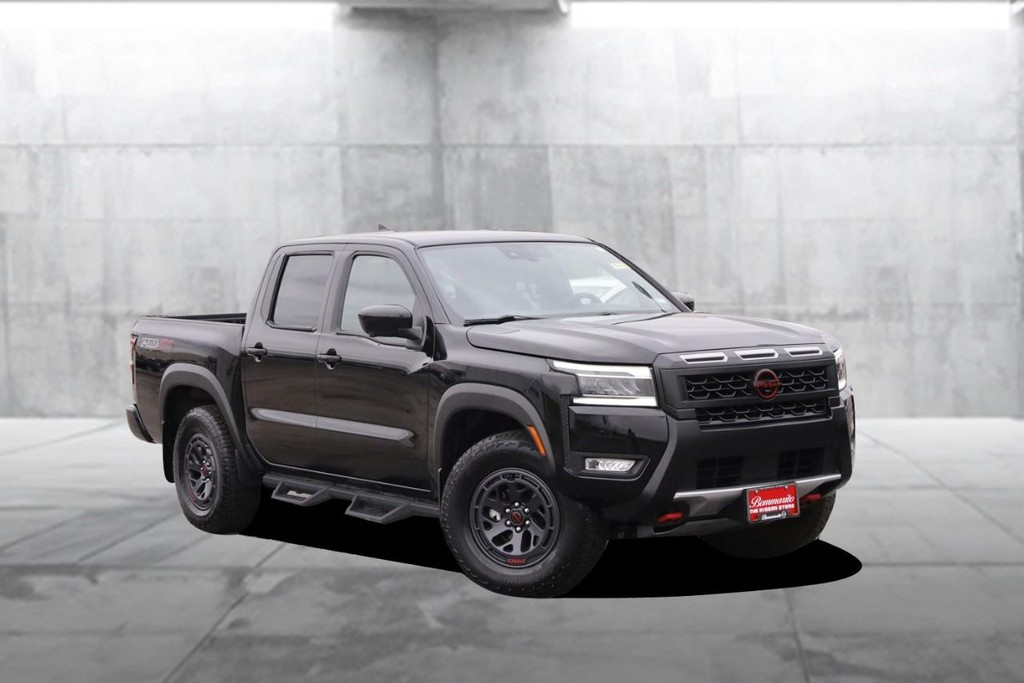 Nissan Frontier Vehicle Full-screen Gallery Image 2