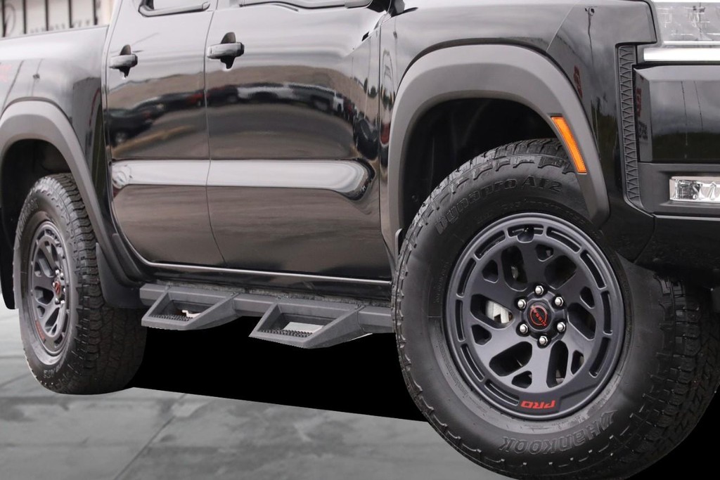 Nissan Frontier Vehicle Full-screen Gallery Image 3