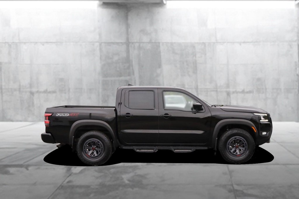 Nissan Frontier Vehicle Full-screen Gallery Image 5