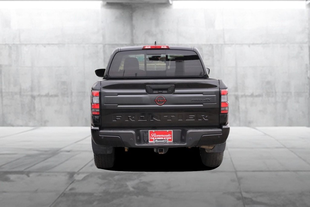 Nissan Frontier Vehicle Full-screen Gallery Image 6