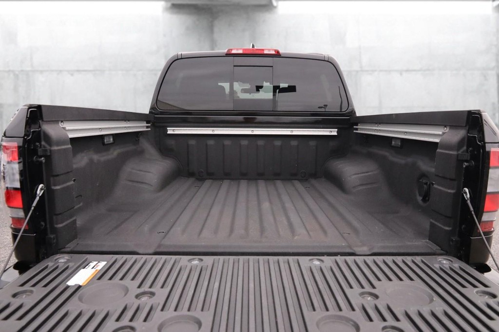Nissan Frontier Vehicle Full-screen Gallery Image 7