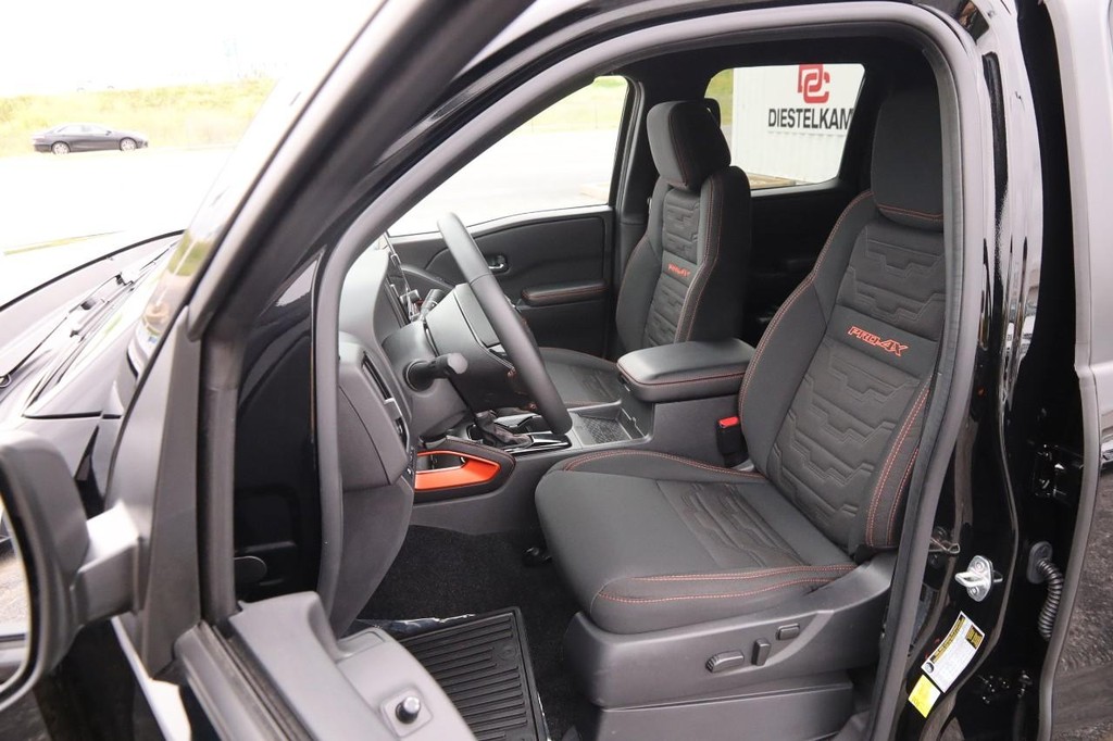 Nissan Frontier Vehicle Full-screen Gallery Image 8