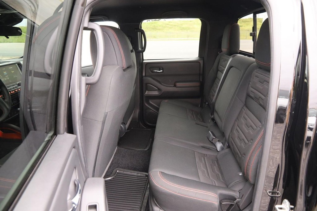 Nissan Frontier Vehicle Full-screen Gallery Image 9