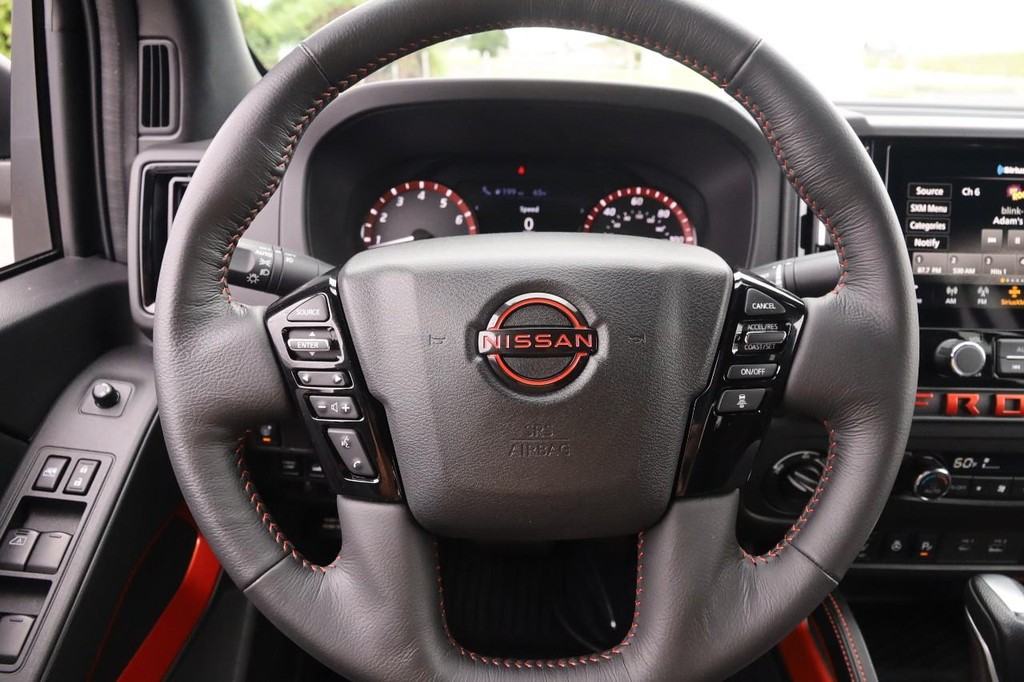 Nissan Frontier Vehicle Full-screen Gallery Image 10