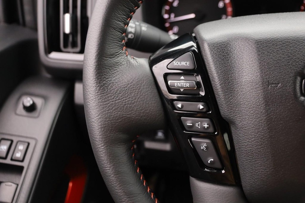Nissan Frontier Vehicle Full-screen Gallery Image 11