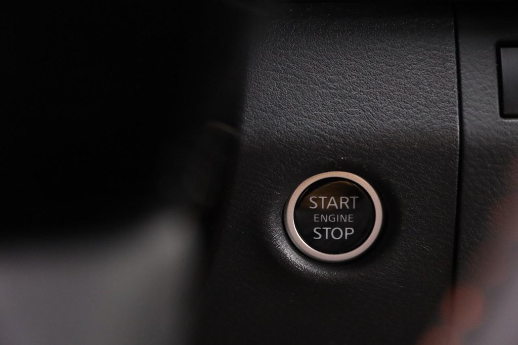 Nissan Frontier Vehicle Full-screen Gallery Image 14