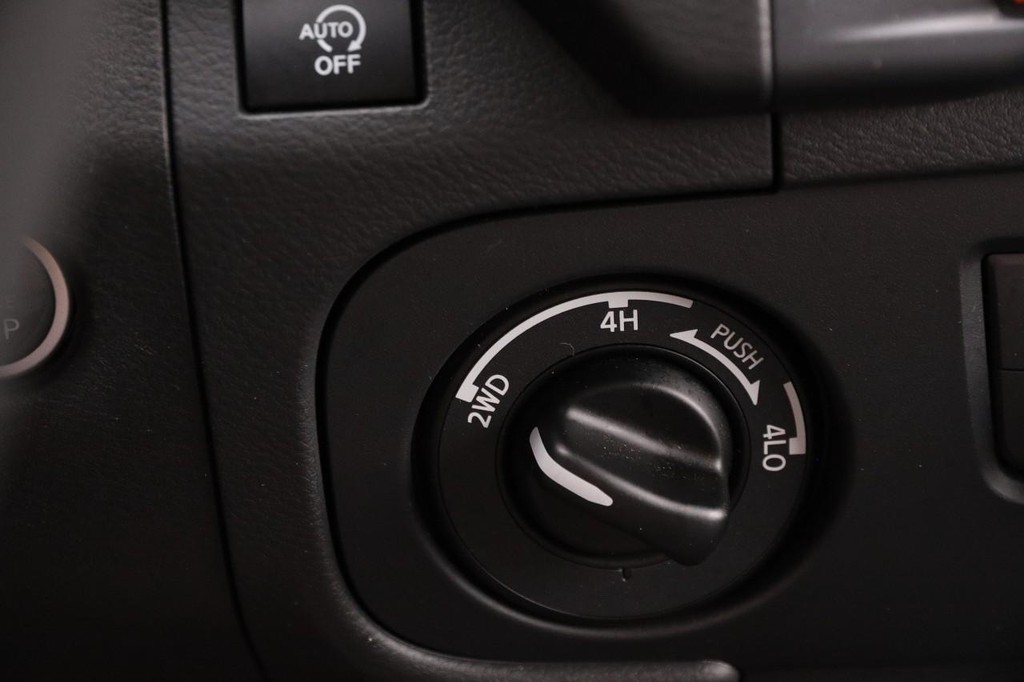 Nissan Frontier Vehicle Full-screen Gallery Image 15
