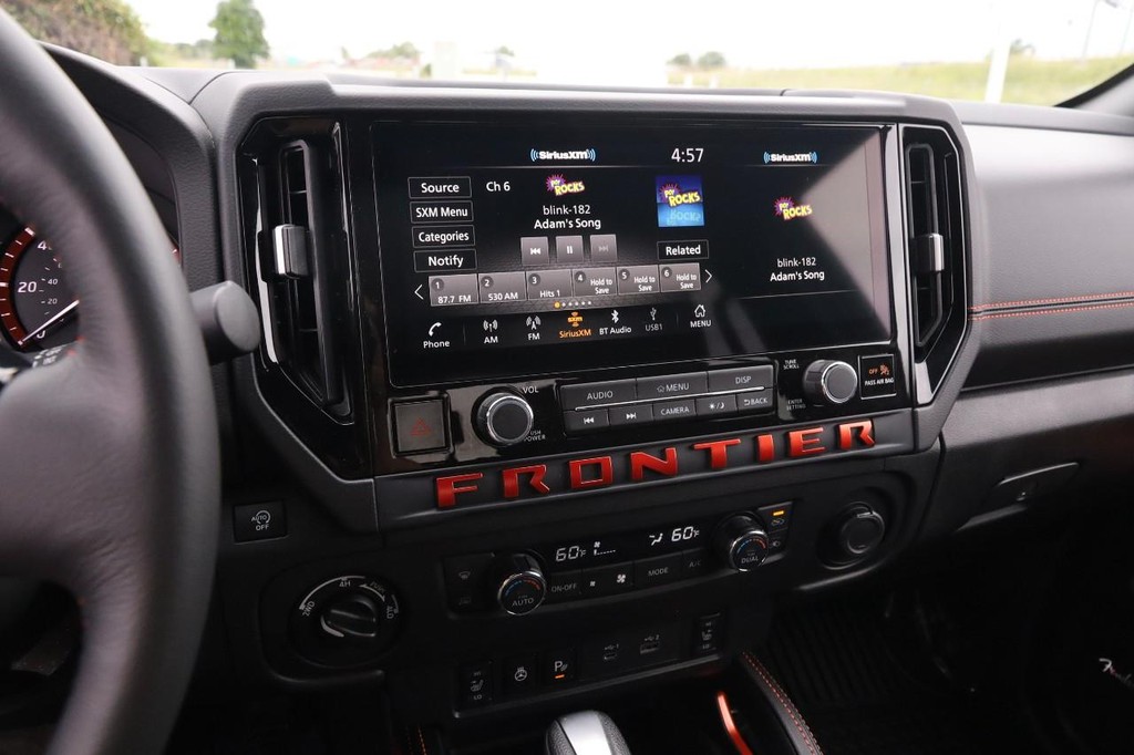Nissan Frontier Vehicle Full-screen Gallery Image 16