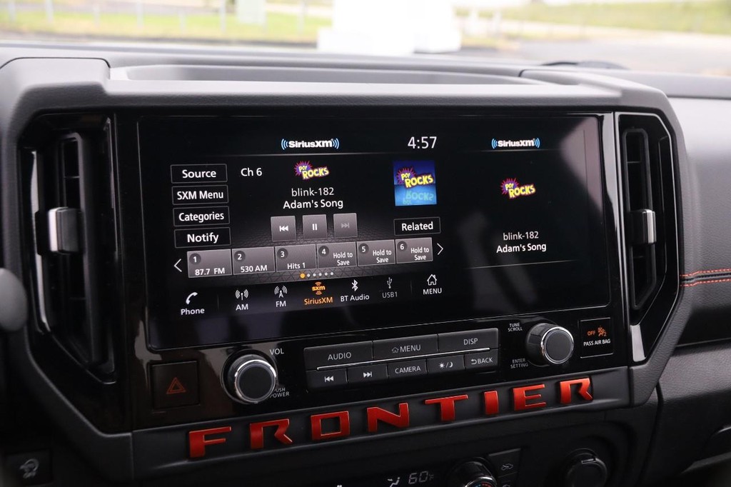 Nissan Frontier Vehicle Full-screen Gallery Image 17