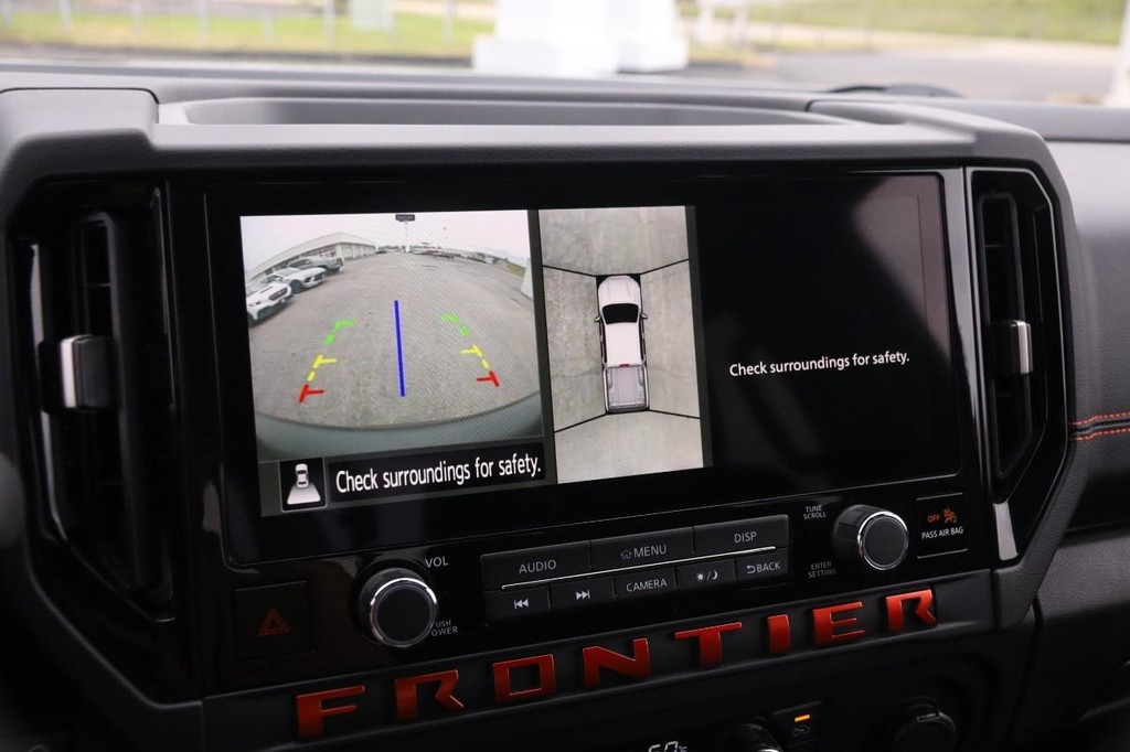 Nissan Frontier Vehicle Full-screen Gallery Image 18