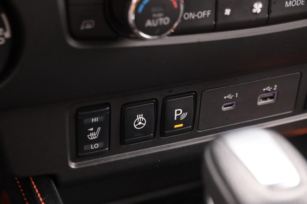 Nissan Frontier Vehicle Full-screen Gallery Image 20