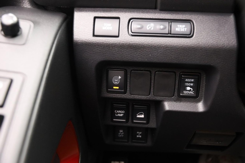 Nissan Frontier Vehicle Full-screen Gallery Image 22
