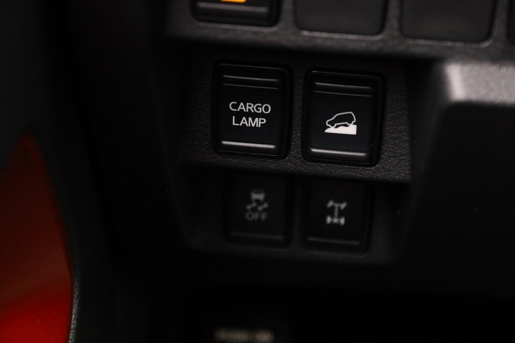 Nissan Frontier Vehicle Full-screen Gallery Image 23