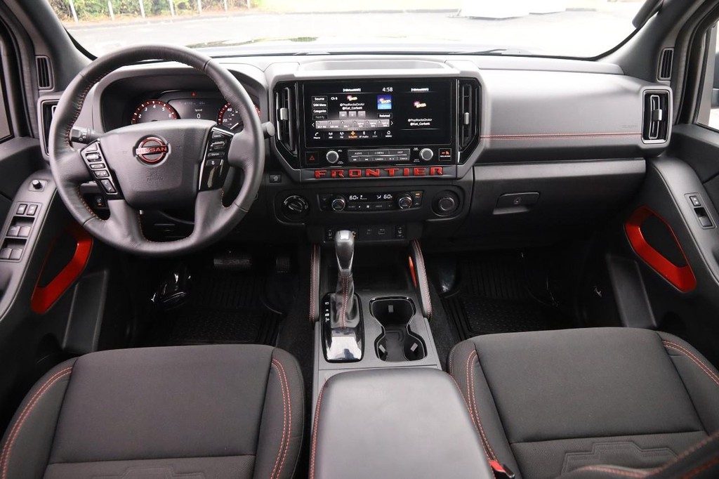 Nissan Frontier Vehicle Full-screen Gallery Image 24