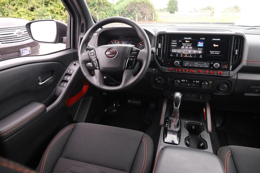 Nissan Frontier Vehicle Full-screen Gallery Image 25