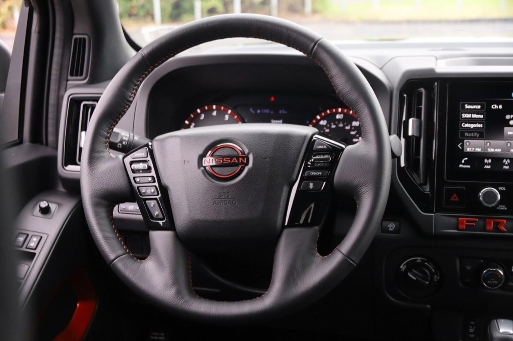Nissan Frontier Vehicle Full-screen Gallery Image 26