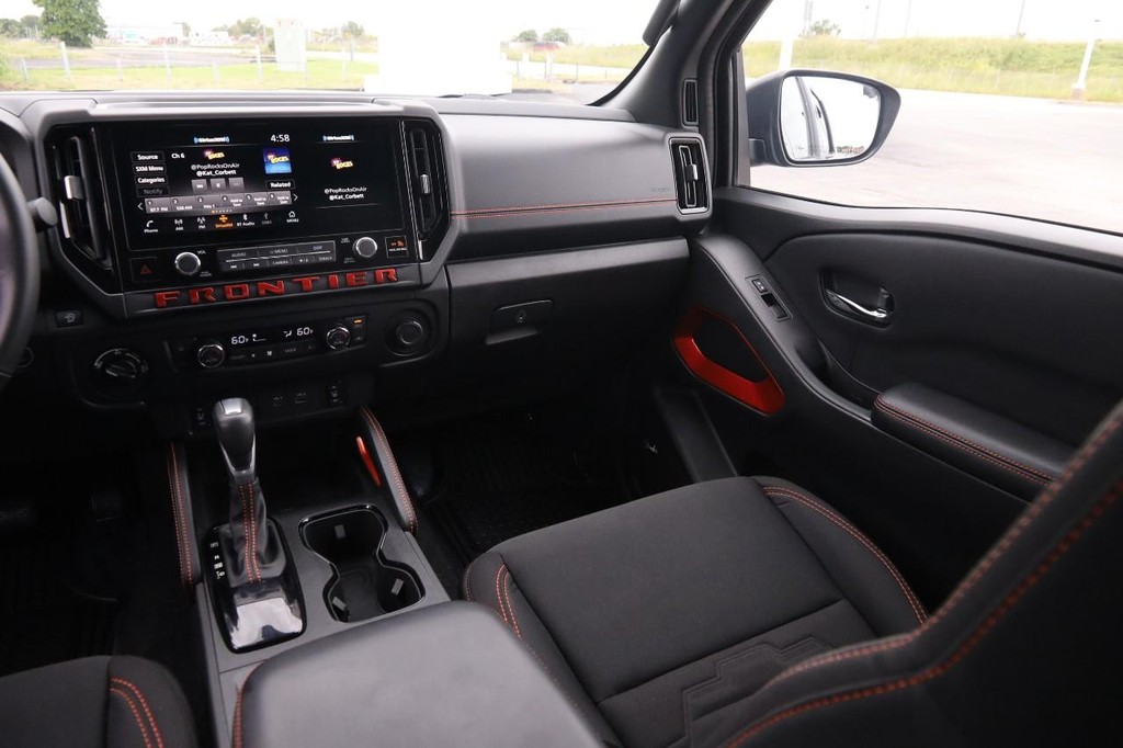 Nissan Frontier Vehicle Full-screen Gallery Image 28