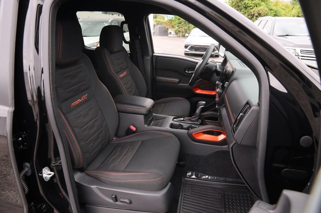 Nissan Frontier Vehicle Full-screen Gallery Image 29