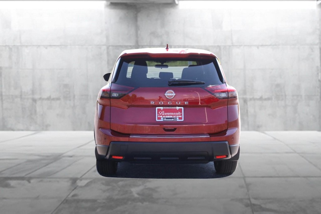 Nissan Rogue Vehicle Full-screen Gallery Image 6