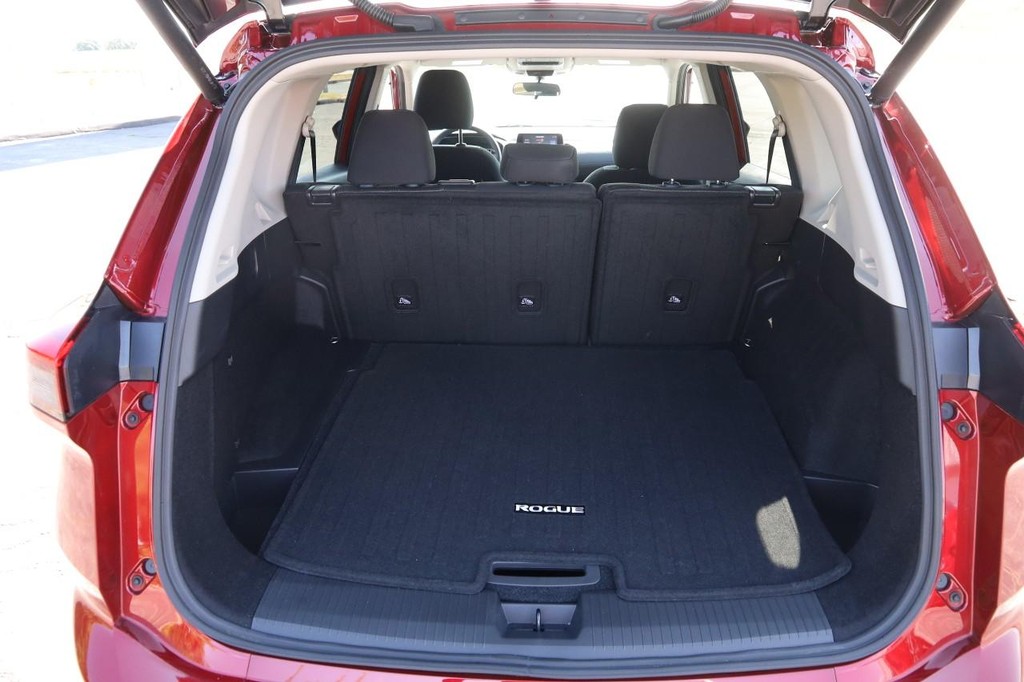 Nissan Rogue Vehicle Full-screen Gallery Image 7
