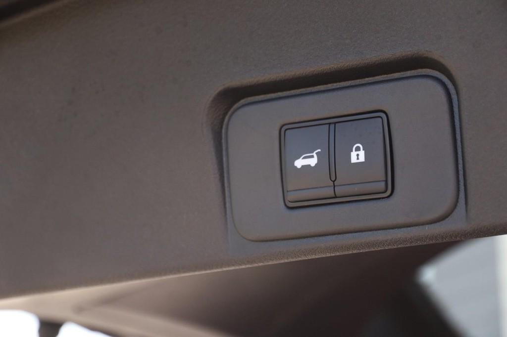 Nissan Rogue Vehicle Full-screen Gallery Image 8
