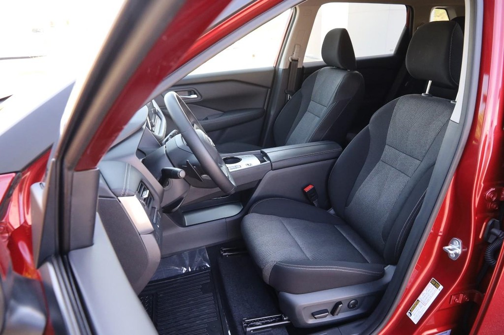 Nissan Rogue Vehicle Full-screen Gallery Image 9