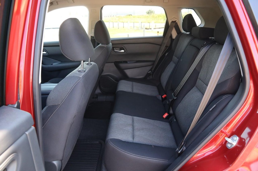 Nissan Rogue Vehicle Full-screen Gallery Image 10