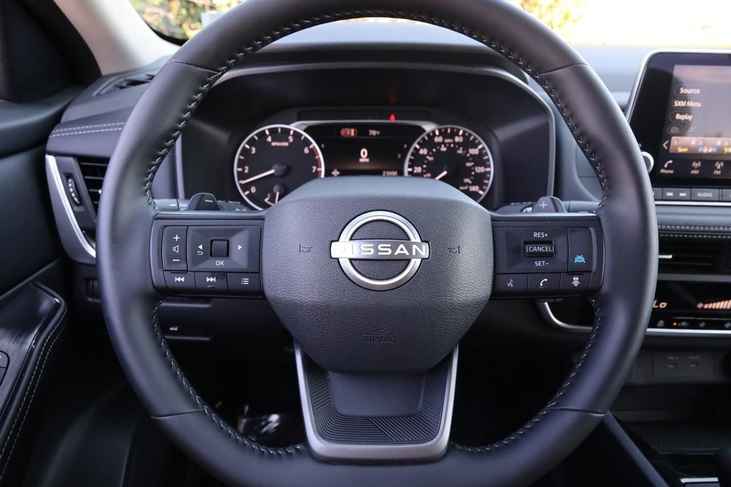 Nissan Rogue Vehicle Full-screen Gallery Image 11