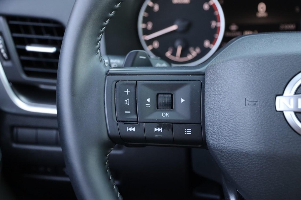 Nissan Rogue Vehicle Full-screen Gallery Image 12