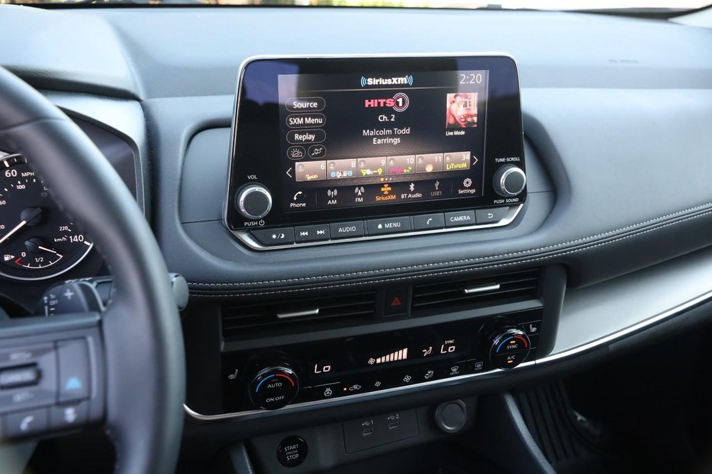 Nissan Rogue Vehicle Full-screen Gallery Image 16
