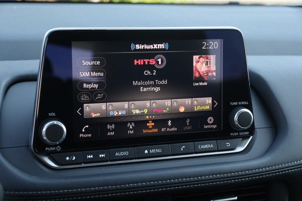 Nissan Rogue Vehicle Full-screen Gallery Image 17