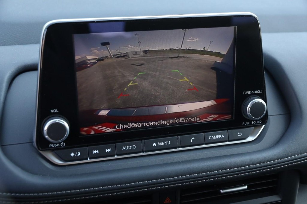 Nissan Rogue Vehicle Full-screen Gallery Image 18