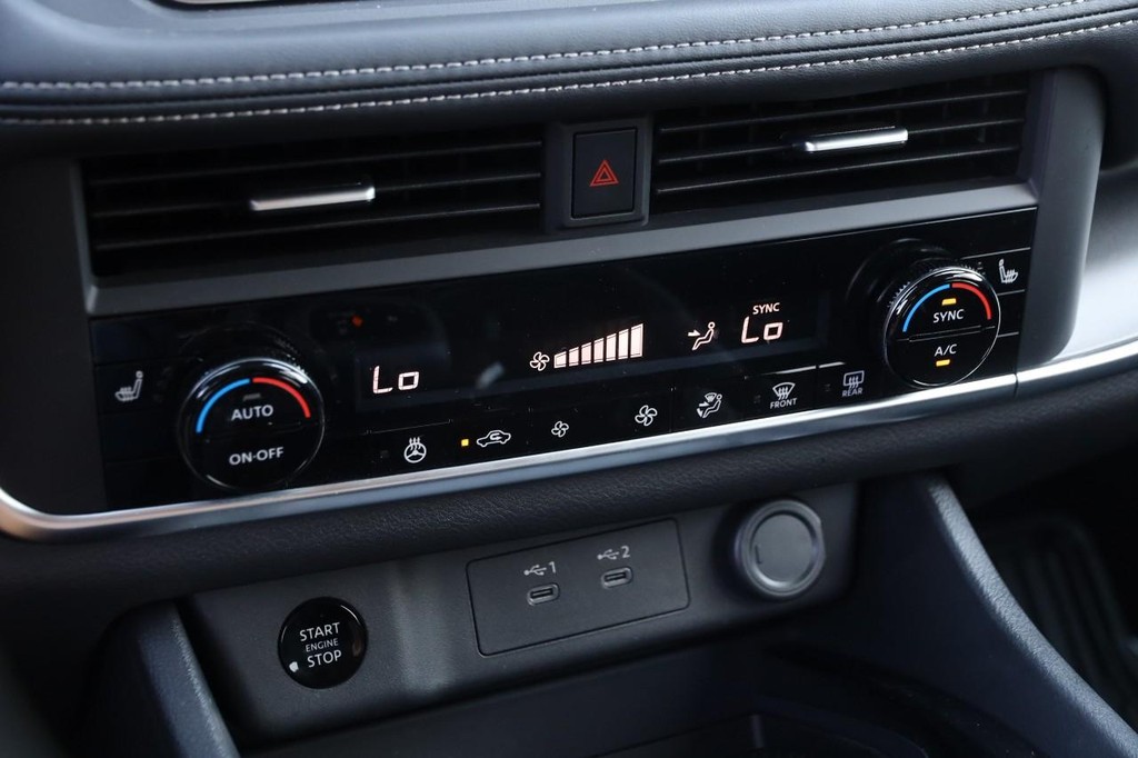 Nissan Rogue Vehicle Full-screen Gallery Image 19