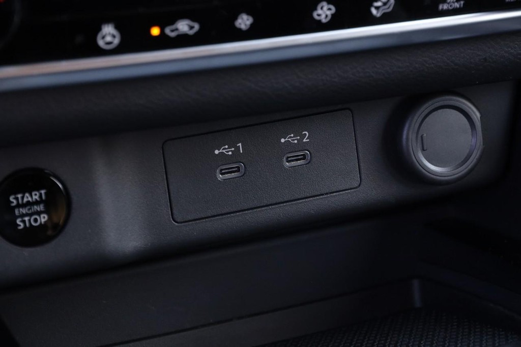 Nissan Rogue Vehicle Full-screen Gallery Image 21